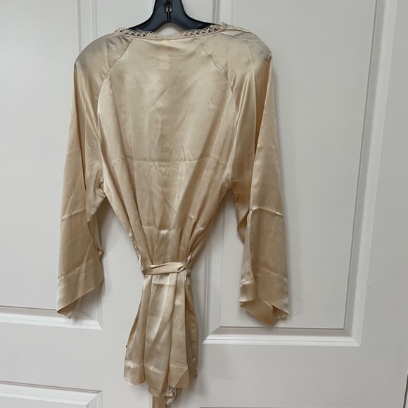 Lace-trimmed Silk-blend Satin Robe from SIMONE PÉRÈLE - Picture 4 of 9
